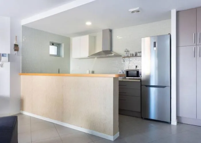 Modern Seafront Flat With A Private Garage Apartmán