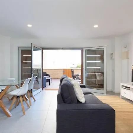 Modern Seafront Flat With A Private Garage アパート エル・メダノ